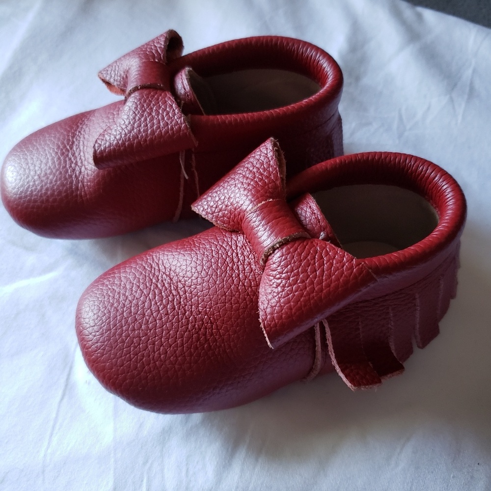 Monkey Feet 12-18 fringed bow moccs